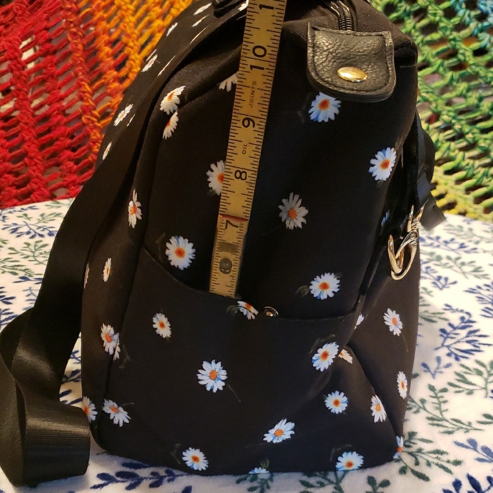 Alice + Olivia Black Floral Duffle Bag and Bucket Hat Set - Picture 6 of 13